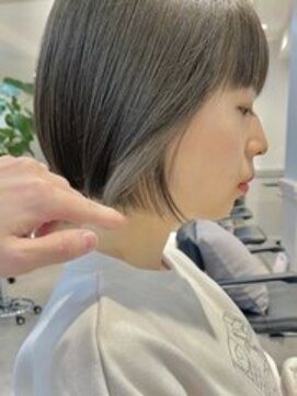 グラフ 日本橋(GRAFF) アッシュミルクティーぱっつん前髪ショートボブ/インナーカラー