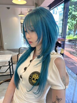 ヴィヴィー 青山表参道店(ViVIE) ハッシュカット×ケアブリーチで水色に