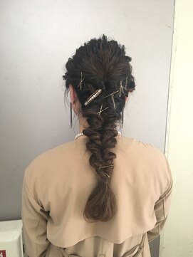 ピエドプールポッシュ(PiED DE POULE POCHE) 編み込み×ゴールドピン