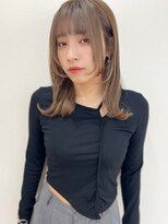 【山田】ミルクティーベージュウルフ外ハネロブ