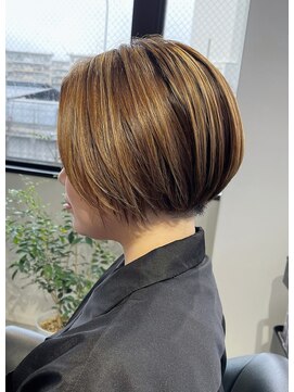 ユーリ(JUURI) ハイライトの刈り上げショート