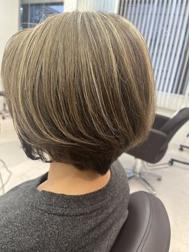 レア(l'ea) 白髪ぼかしハイライト×ショートボブ