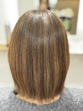 レアククナ(Lea kukuna)&nbsp;明るい白髪染　大人女子あごラインボブ