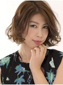 無造作ヘアで大人かわいい、モードなウェービーボブ