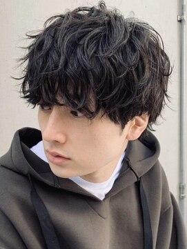 レタッチ バイ フィフス 銀座(RETOUCH by fifth) 緩め波巻きスパイラルパーマメンズセンターパートウルフカット