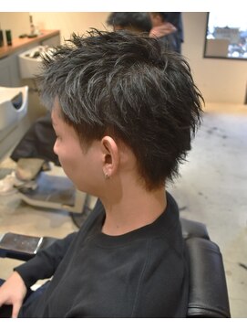 フリーク バーバーショップ 都島店(FREAK BARBER SHOP) ブルーブラック　スパイキーショート　ツーブロ　ベリーショート