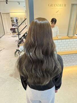 オリーブグレージュ