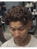 イーラ アメ村店(era)&nbsp;サーフバック　ツイストスパイラル眉カットメンズパーマ