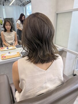 キートス(Kiitos) ★20代30代40代くびれミディヘアオリーブベージュ大阪梅田
