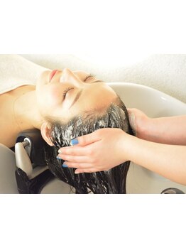 髪のプロが提案する”新感覚”のヘッドスパ。フルフラットなシャンプー台で至福のひと時をお過ごし下さい。