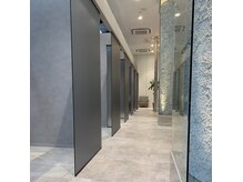 インプルーヴ アートスタイルヘアー(imProve Art style hair)の雰囲気（高い天井＆広い空間で、オシャレされにご来店お待ちしています♪）