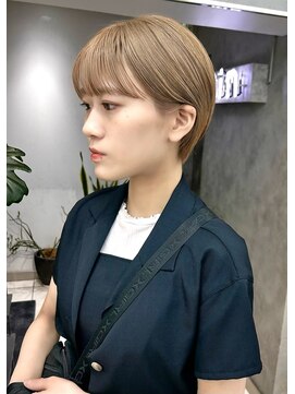 ヴェイン 渋谷(vain) ワイドバングショートブリーチカラーミルクティベージュ