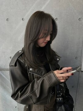 リバレッジ 白金(Leverage) 大人海外セミロングレイヤー：Mayu Yamaoka