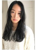 学生限定　黒髪のセミロングには「縦落ちパーマ」