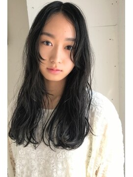 チェルシー 表参道 学生限定 黒髪のセミロングには「縦落ちパーマ」