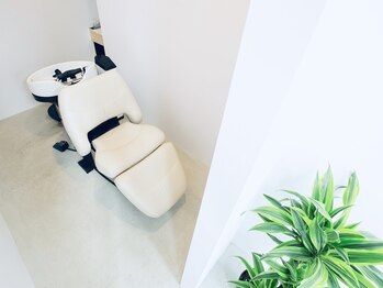 リベロ ヘアー ラボ(+libero.hair labo)の写真/髪の研究所が誇る極上ヘッドスパ♪髪質の改善から頭皮の汚れの除去、お顔のリフトアップにもアプローチ！