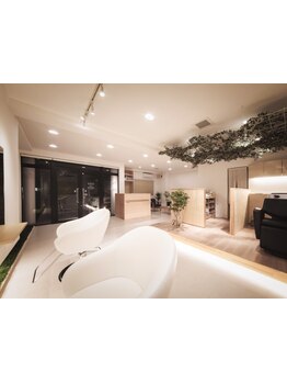 白を基調とした居心地の良い上質プライベート空間で、くつろぎながら理想のスタイルを叶えます―。