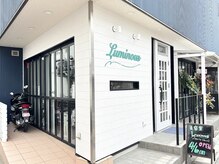 ルミナス(Luminous)の雰囲気（青と白の建物で目立ちやすく、交差点に面しています）