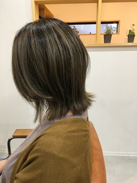ペダルヘアー(pedal hair) グラデーションカラーに数枚のハイライトを添えて