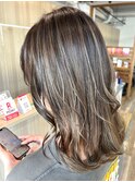 結べる長めボブ　ハイライトカラー　スモーキーアッシュ30代40代