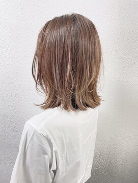 ジェナ(Jena) 外はねボブにエアリーレイヤー