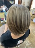 丸みショートボブホワイトブロンドバイレイヤージュ耳掛け