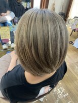 美容室 メザミー MESAMIES 丸みショートボブホワイトブロンドバイレイヤージュ耳掛け