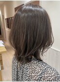 透明感あふれるシルバーグレージュ/くびれヘア