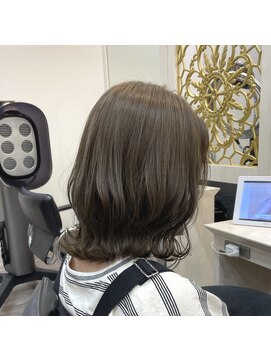 ワイスラッシュジングウ(Y / JINGU) ハイライト履歴を活かした《オリーブカラー》