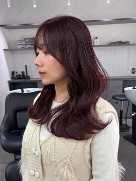 トーン(tone) くびれミディアムレイヤー×ボルドーカラー