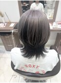 くびれシルエットの大人ショートウルフ