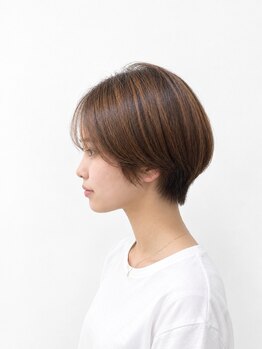 ユズリハ(yuzuriha)の写真/大人ショートに白髪ぼかしとハイライト!白髪染めを活かして透明感◎