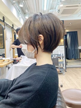 アヴァロン(AVALON) 愛され大人ショート・前髪長め・アッシュグレージュ【BISA】