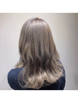 マギーヘア(magiy hair) ホワイトグレージュ外国人風ミディ[meyou]