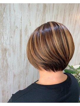 エストレーラ(estrela) 『estrela』大人丸みショート バレイヤージュベージュ