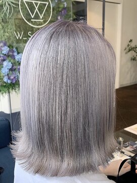 ダブル アンダーバー サロン(W_SALON) 【W_SALON 河原町】ホワイトシルバー　ミディアムボブヘア