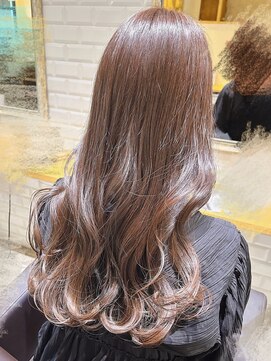 カーラ(Cara) 柔らかくすみブラウン × 巻き下ろし