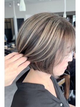 トッカ(tocca) ショートボブ×脱白髪染めハイライト