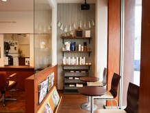 ヘアープレイスハッシュの雰囲気（自然光が心地よい落ち着いた店内）