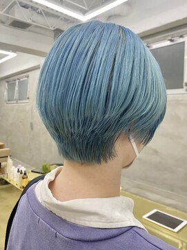 スー 渋谷(suu) 大人可愛い前髪ありひし形耳掛けクールショートボブペールブルー