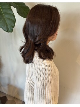 リベラル(liberal) レイヤー くびれ巻き かきあげ前髪 くすみベージュ【20代/30代】