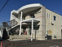 ノベル(NOVEL)の雰囲気（白樺通りから見える、こちらがお店です。駐車場は建物北側と…）