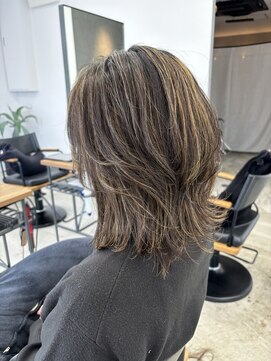 大人の細めハイライトで立体感と動きをプラス◎白髪ボカしにも！