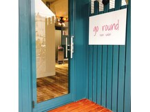 ゴーラウンド ヘアーサロン(go round hair salon)の雰囲気（目印となるウッド調の入口。こちらを目指してご来店ください。）