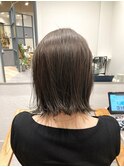 柔らかい色味とツヤ感が演出する大人可愛いシアブルー