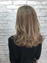 ミミ ブランシェ(Mimi Branche)&nbsp;ヌーディーベージュ×レイヤースタイル（グレイカラー）