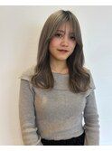 透明感グレージュ×ゆる巻きレイヤースタイル