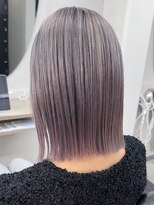 エラ(ELLA)&nbsp;切りっぱなしボブ×シルバーカラー　ボブ ダブルカラー