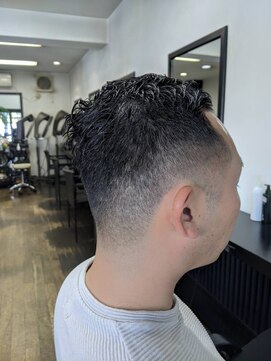 ヘッズ(HEADS) フェードカット サイドパートバーバースタイル