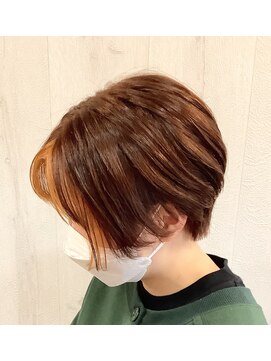 ルーシィヘアークラブ 前髪ハイライトショート(サイド刈り上げ)